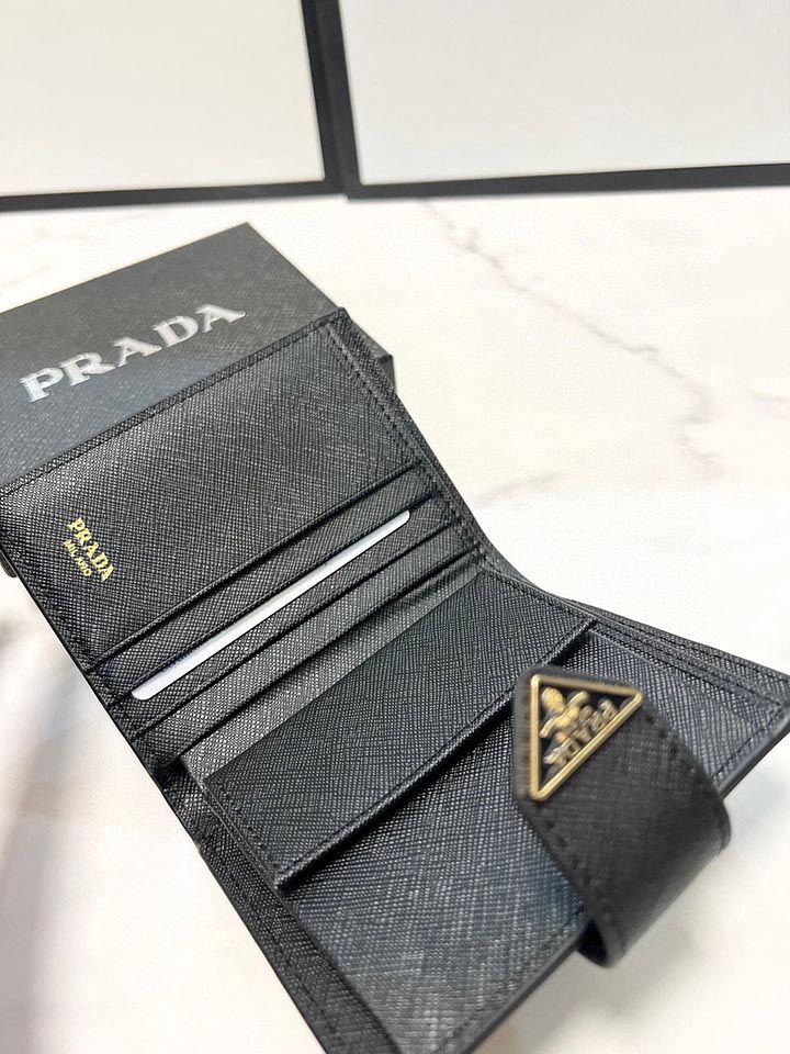 レディース PRADA レザー 二つ折り財布